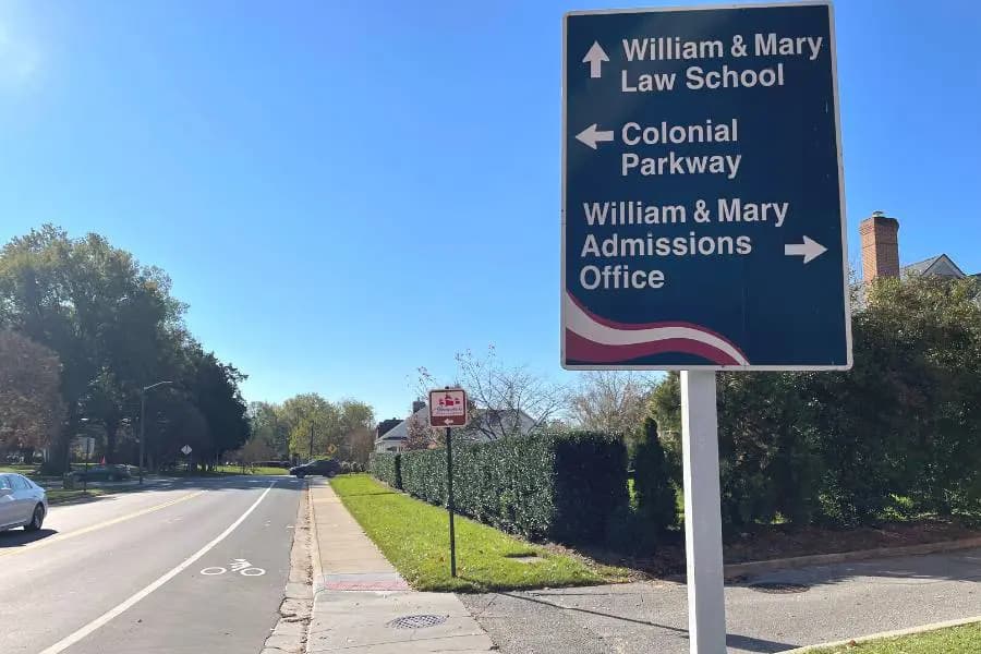 Directional sign for William & Mary Law School, Colonial Parkway, and Admissions Office.